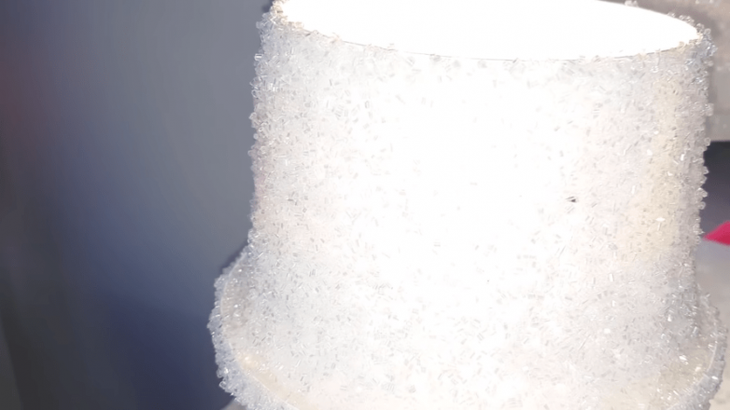 Эффектная лампа из пластикового ведра