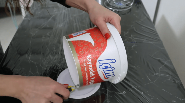 Эффектная лампа из пластикового ведра