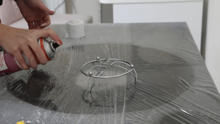 Эффектная лампа из пластикового ведра