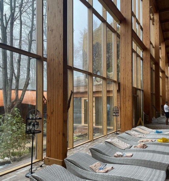 Мужики с колонками, очереди и платные бахилы: разгромный отзыв об отеле на «все включено» в Подмосковье