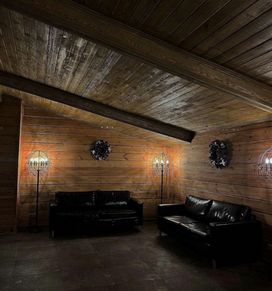 Мужики с колонками, очереди и платные бахилы: разгромный отзыв об отеле на «все включено» в Подмосковье