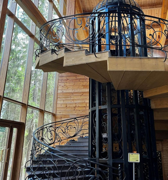 Мужики с колонками, очереди и платные бахилы: разгромный отзыв об отеле на «все включено» в Подмосковье