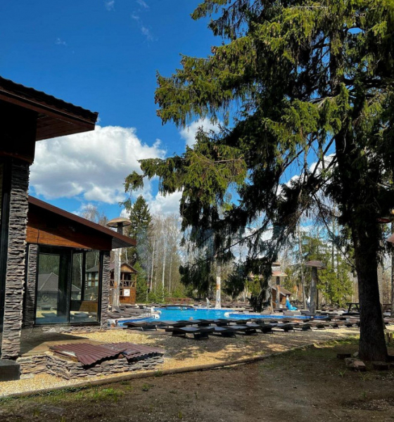 Мужики с колонками, очереди и платные бахилы: разгромный отзыв об отеле на «все включено» в Подмосковье