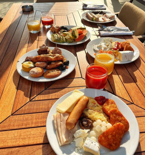 «Ругаются с барменами и требуют налить»: отзыв об отдыхе в ОАЭ, который испортили соотечественники