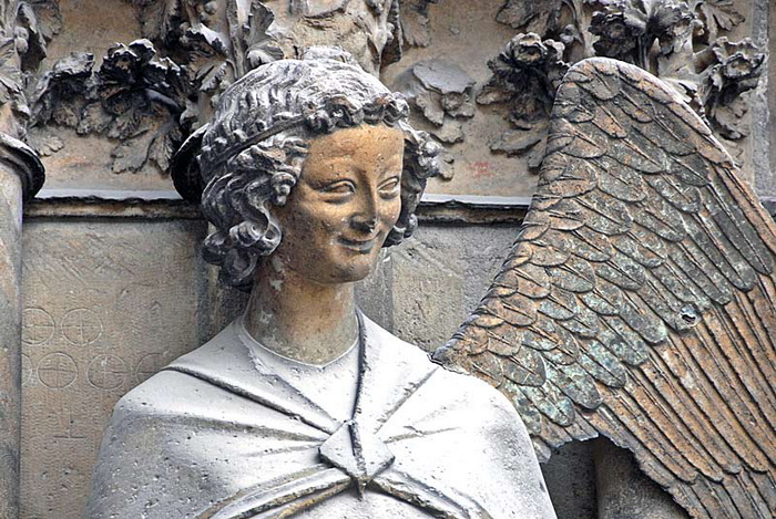 Самые загадочные улыбки в истории искусства: От бюста Нефертити до мадонн Рафаэля