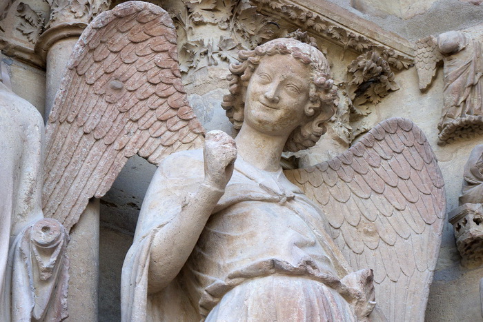 Самые загадочные улыбки в истории искусства: От бюста Нефертити до мадонн Рафаэля