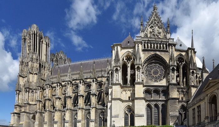 Самые загадочные улыбки в истории искусства: От бюста Нефертити до мадонн Рафаэля