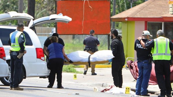 В Техасе машина врезалась в людей около центра для мигрантов. Погибли семь человек