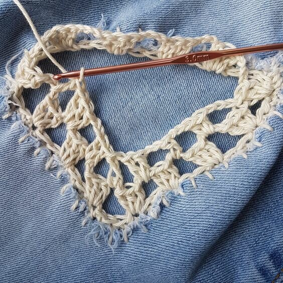 Декор дыр на джинсах: 11 фотоидей