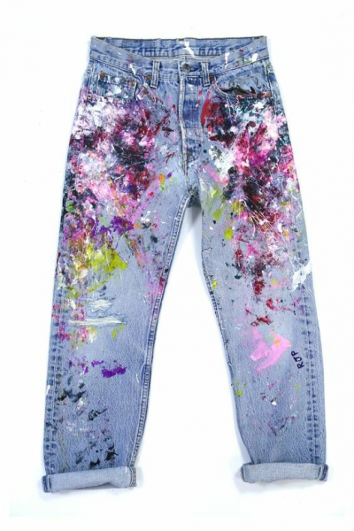 Декор дыр на джинсах: 11 фотоидей