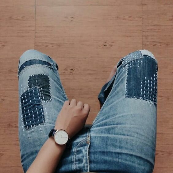 Декор дыр на джинсах: 11 фотоидей