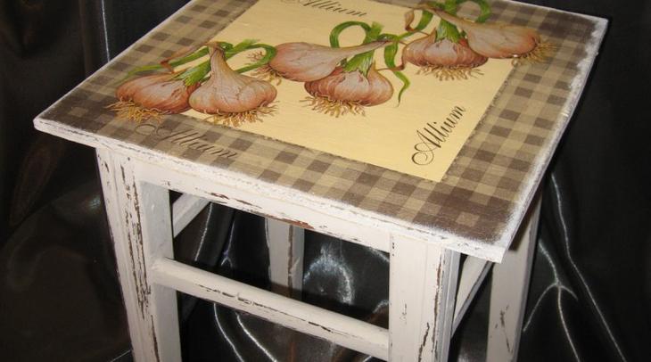 Декупаж табурета — правильная техника выполнения
