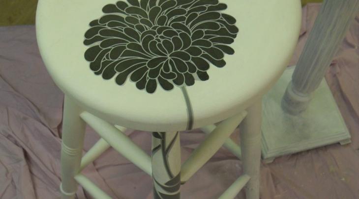 Декупаж табурета — правильная техника выполнения