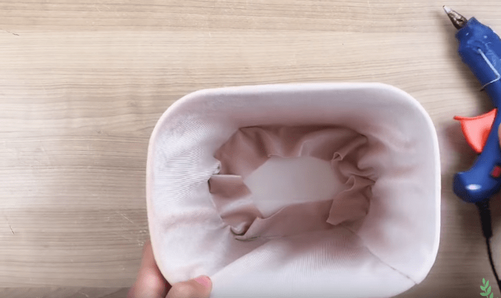 Интересная идея с корой пня и пластиковым ведром