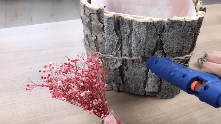 Интересная идея с корой пня и пластиковым ведром