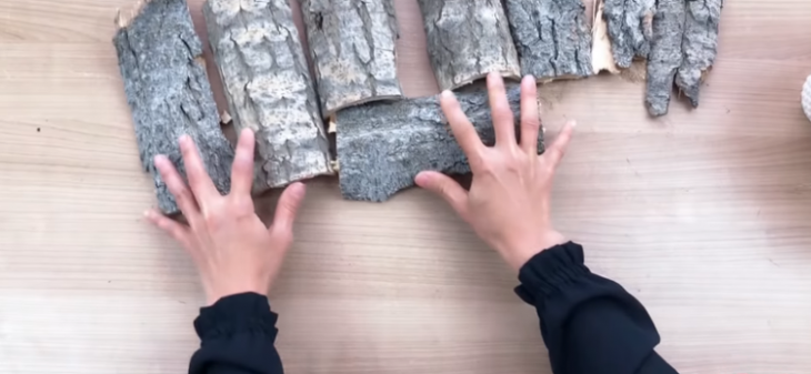 Интересная идея с корой пня и пластиковым ведром