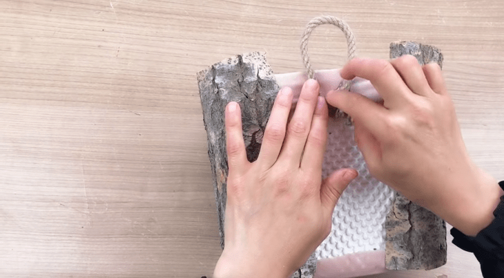 Интересная идея с корой пня и пластиковым ведром