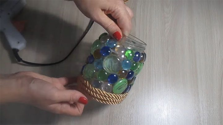 Оригинальный декор из стеклянных камешек