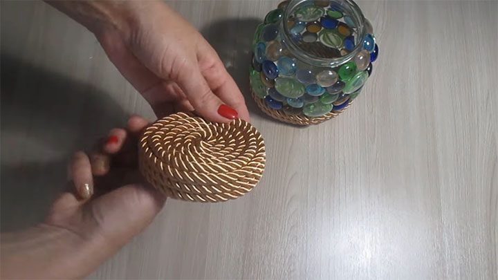 Оригинальный декор из стеклянных камешек