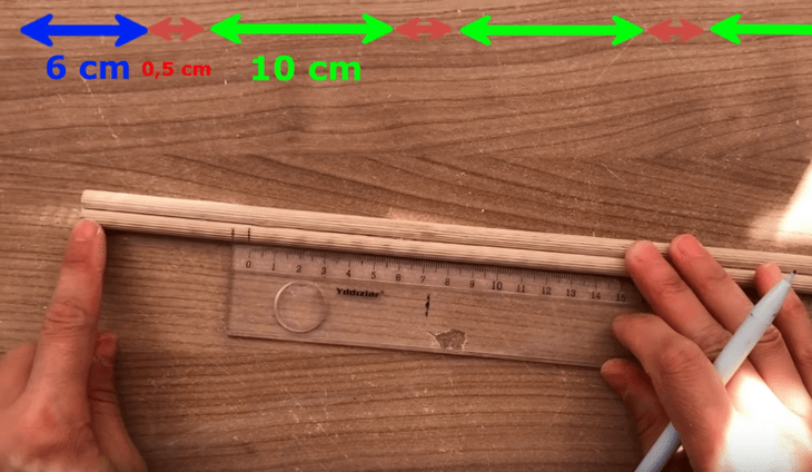 Полезная идея из деревянных палочек и пластиковых корзин