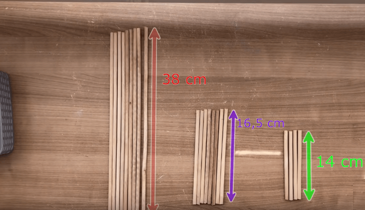 Полезная идея из деревянных палочек и пластиковых корзин