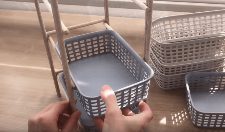 Полезная идея из деревянных палочек и пластиковых корзин