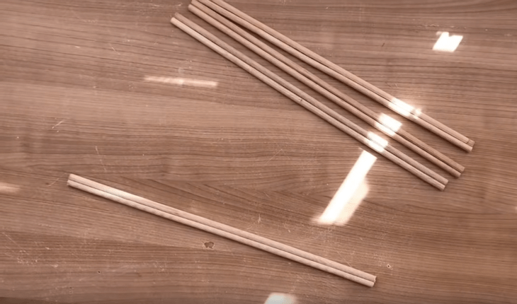 Полезная идея из деревянных палочек и пластиковых корзин