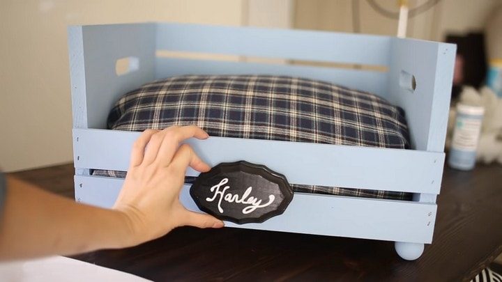 Уютный лежак для собаки из обыкновенного ящика