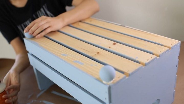 Уютный лежак для собаки из обыкновенного ящика