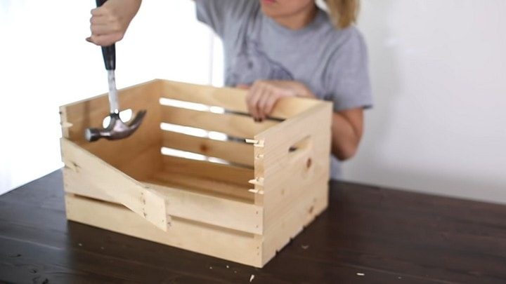 Уютный лежак для собаки из обыкновенного ящика