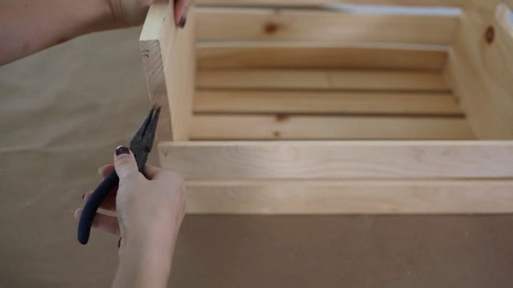 Уютный лежак для собаки из обыкновенного ящика