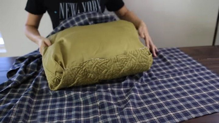 Уютный лежак для собаки из обыкновенного ящика