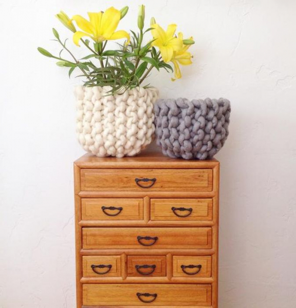 Вязаные корзины, которые круто украсят интерьер