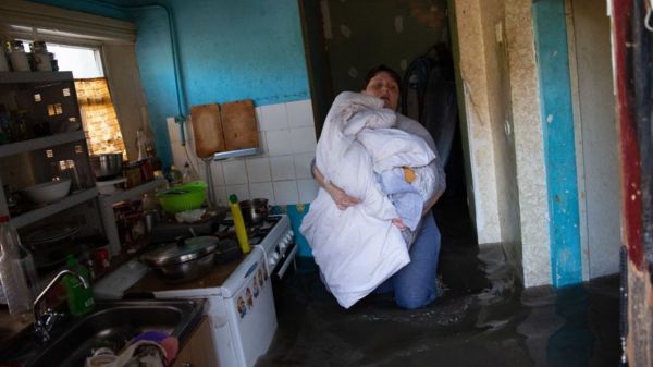 После разрушения Каховской ГЭС в воде плавают мины, угрожая и местным жителям, и спасателям