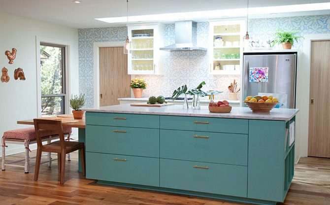 20 оригинальных идей использования обоев на кухне