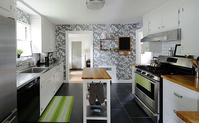 20 оригинальных идей использования обоев на кухне