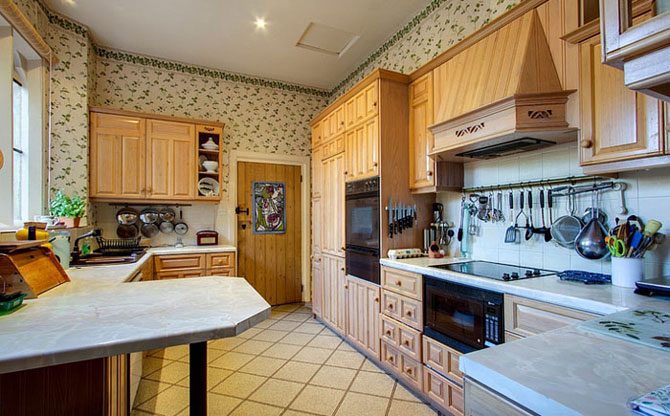 20 оригинальных идей использования обоев на кухне