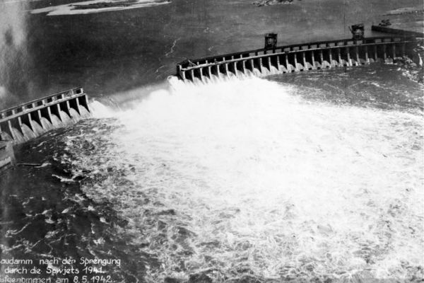 Подрыв дамбы на Днепре. Как и зачем это сделали по приказу Кремля 82 года назад