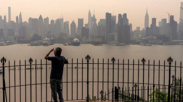 В Канаде полыхают необычно сильные лесные пожары, задымлены даже Нью-Йорк и Вашингтон