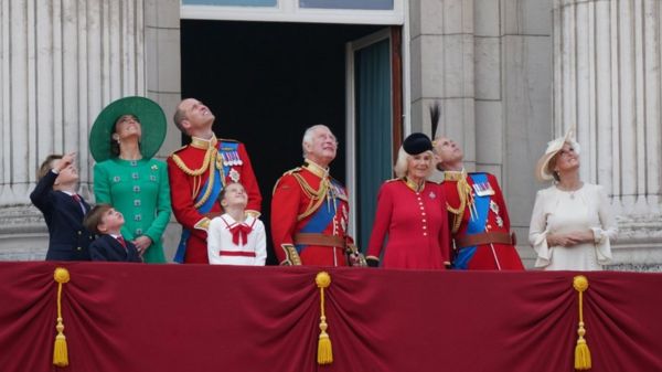 Верхом на коне: король Карл III принял первый парад по случаю своего дня рождения