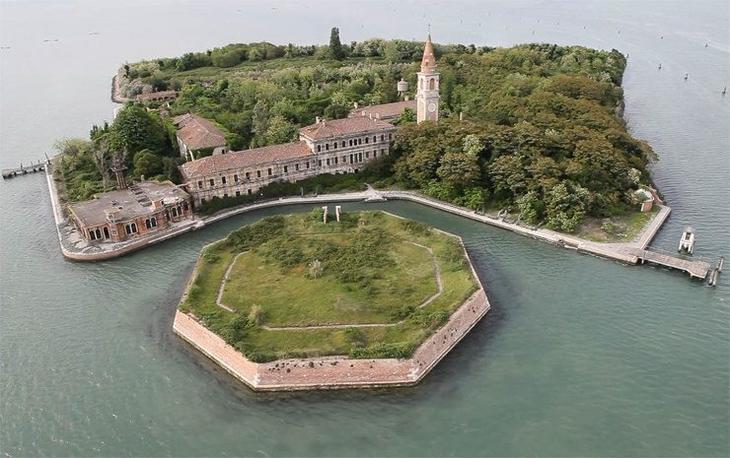 Гора Крестов и ещё 9 самых жутких туристических направлений