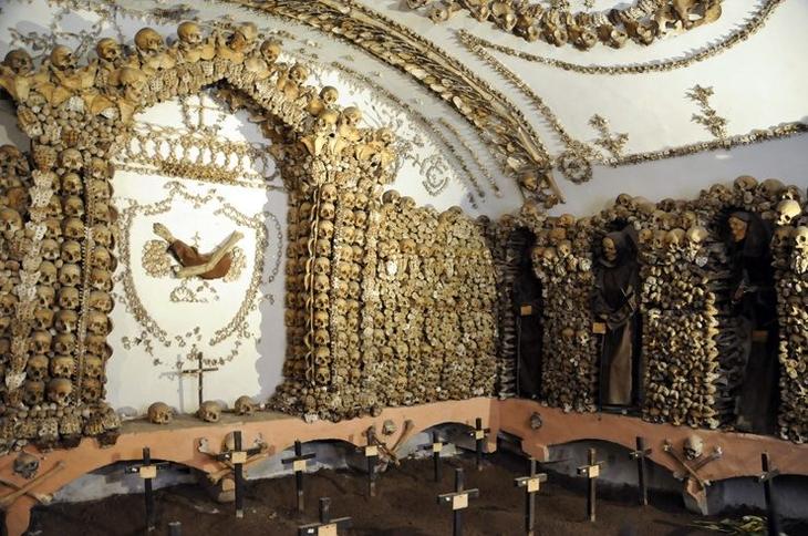 Гора Крестов и ещё 9 самых жутких туристических направлений