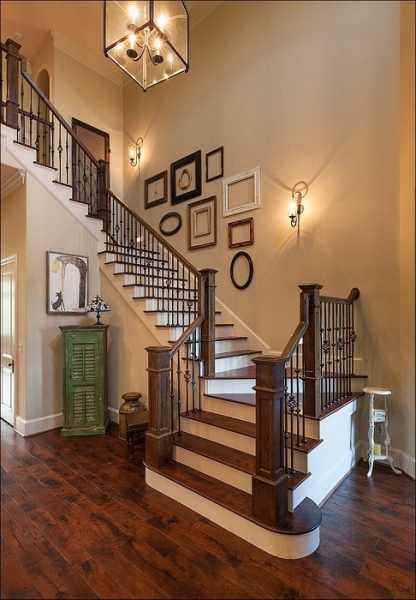 Идеи оформления стен рамками, которые преобразят интерьер