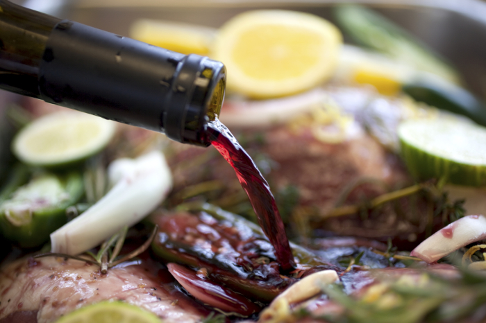 Неординарные способы использования вина, которые пригодятся в быту