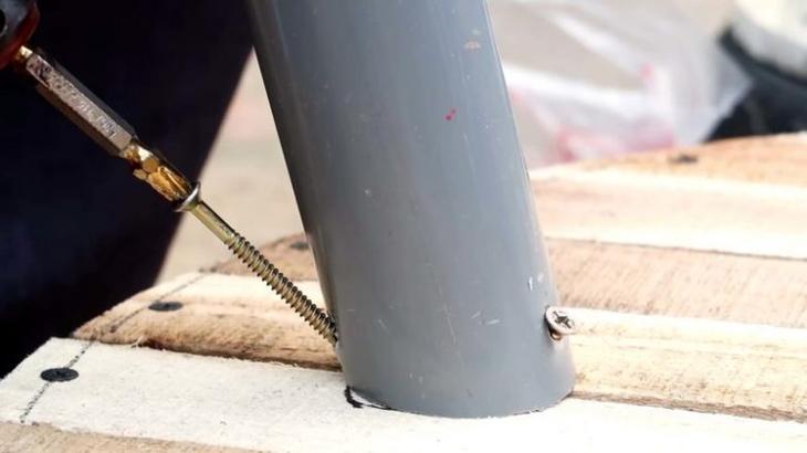 Оригинальная идея для сада из покрышек и досок