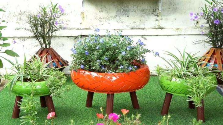 Оригинальная идея для сада из покрышек и досок