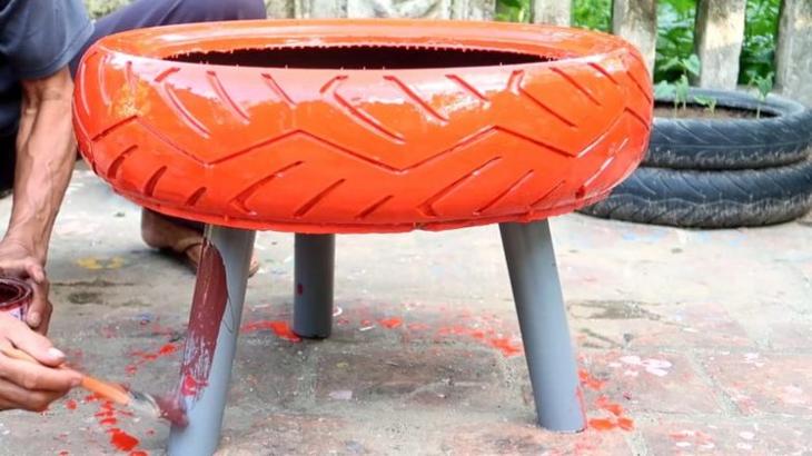 Оригинальная идея для сада из покрышек и досок