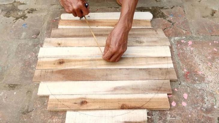 Оригинальная идея для сада из покрышек и досок