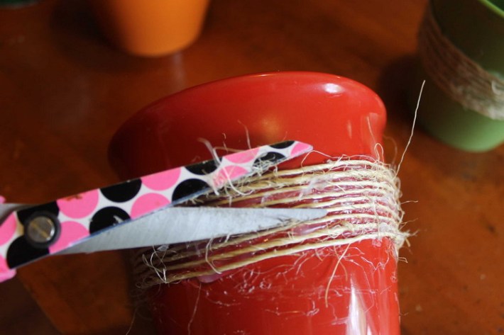 Украшаем скучные цветочные горшки: из джута, шпагата и веревки