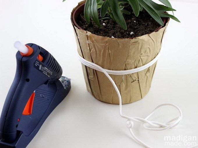 Украшаем скучные цветочные горшки: из джута, шпагата и веревки